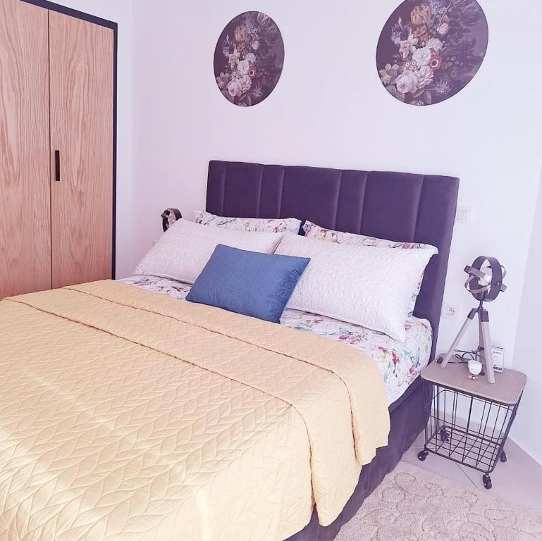 - une chambre avec un lit et deux assiettes murales dans l'établissement Tranquil Waves Residence, à Assilah