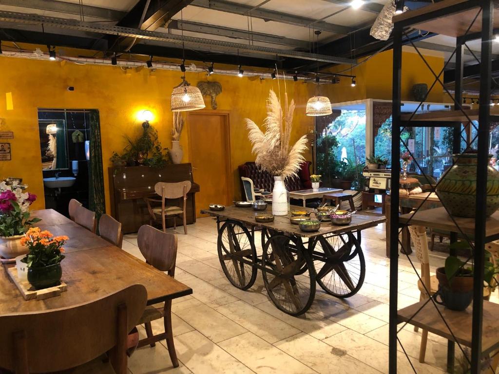 a dining room with a table with birds on it at Beit Oren Hotel in Beit Oren