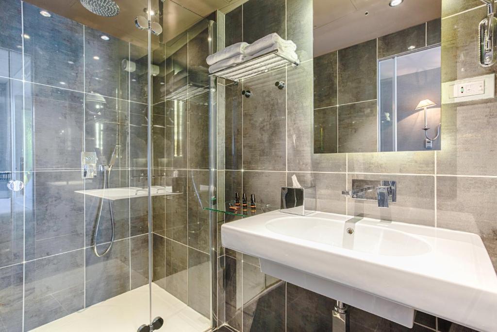 New Hotel Republique - Ex Albert's Hotel - Resim 7