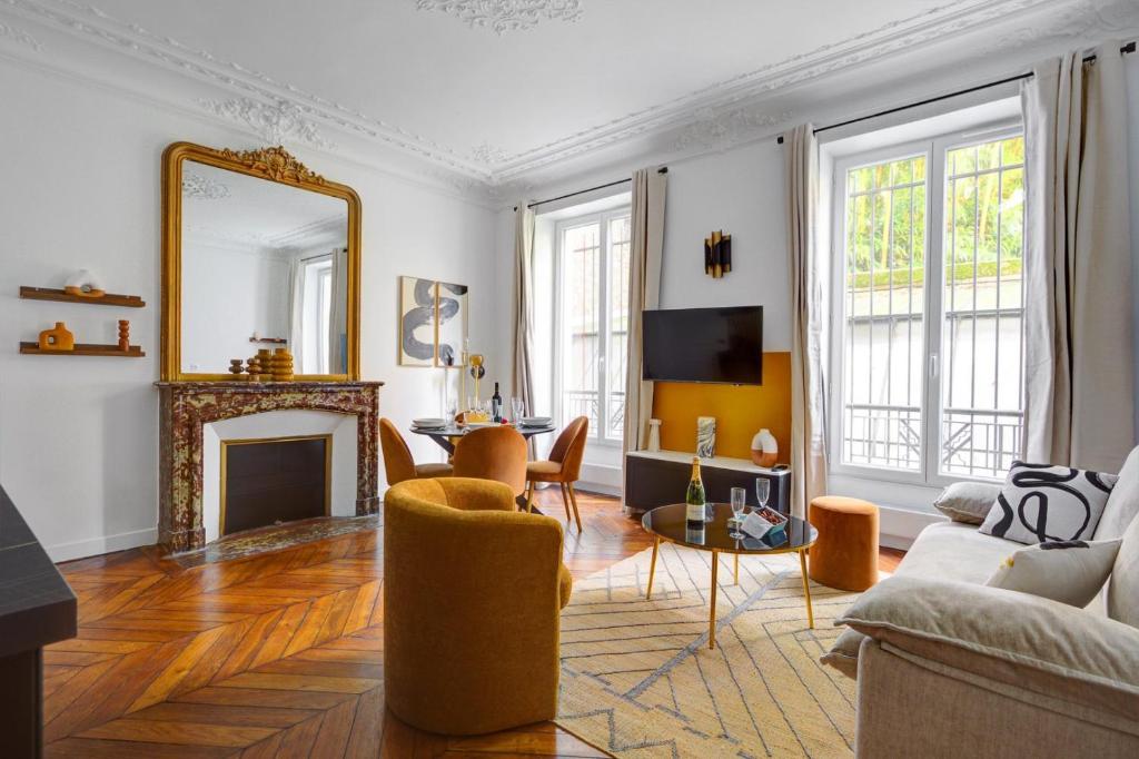 un salon avec une cheminée et un miroir dans l'établissement Bluestay 124 - Superb apartment in Paris, à Paris