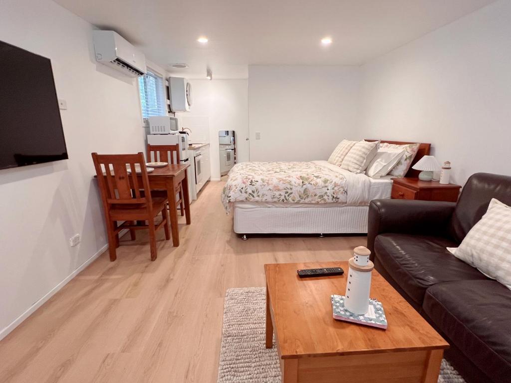 Posezení v ubytování Hargraves Beach Guesthouse 50m to beach