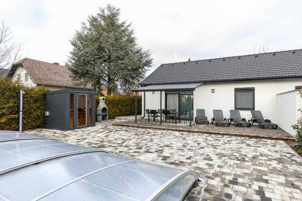 een auto geparkeerd voor een huis bij Dream Apartman Aliga II in Balatonvilágos