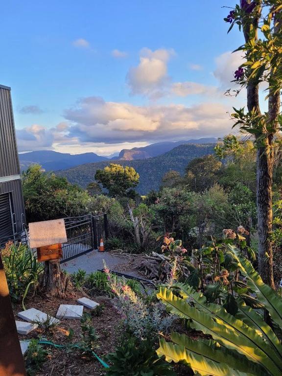vista su un giardino con montagne sullo sfondo di Jardin Tiny House Australia a Beechmont