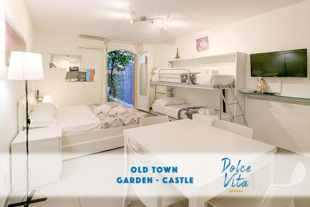 une chambre blanche avec un lit et une table dans l'établissement Chateau 4 Pers Vecchia Nizza AC WiFi, à Nice