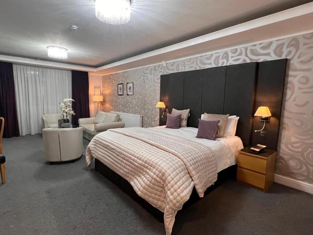 Postel nebo postele na pokoji v ubytování The Diplomat Hotel Restaurant & Spa