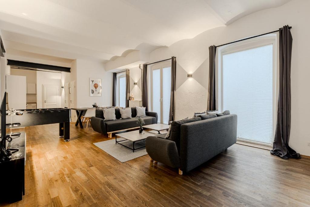 a living room with couches and a grand piano at 125qm Loft nahe Stadt und Hafen in Hamburg