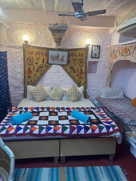Postel nebo postele na pokoji v ubytování Shiva Guest House