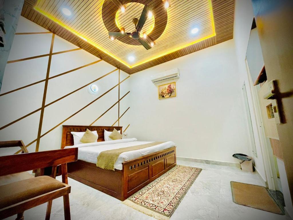 Postel nebo postele na pokoji v ubytování Hotel Shri Keshav Haveli