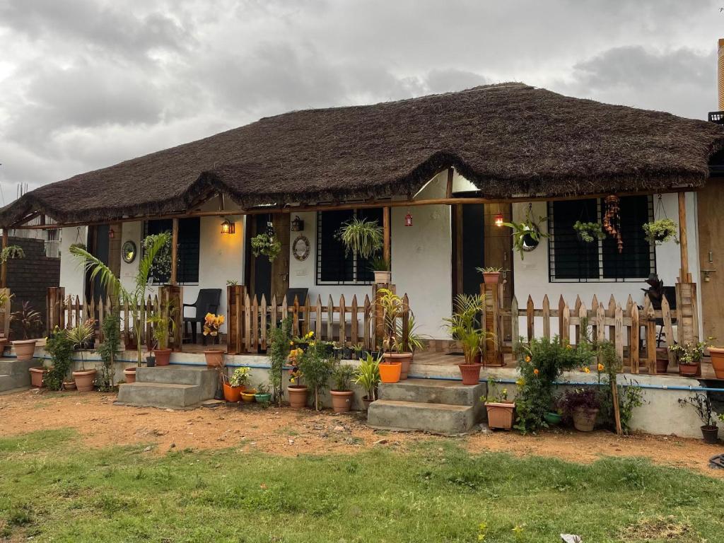 Κήπος έξω από το Khushi's Cottage