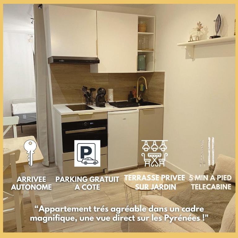 une image d'une cuisine avec une publicité pour une maison dans l'établissement t1 bis cosy RDC avec terrasse centre luchon, à Luchon