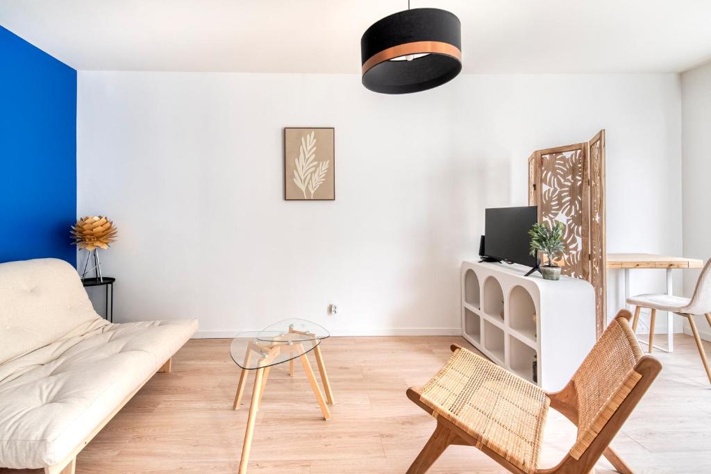 un salon avec un canapé et une table dans l'établissement Le Méditerranéen T2 avec Garage,Ascenseur,Balcon, à Angers