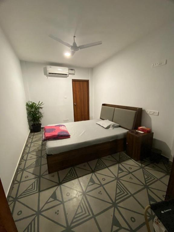 Katil atau katil-katil dalam bilik di Half Orangee with Free Swimming Pool, Next to Vagator Beach-Near to Chapora Fort-Near to Hill Top -Best for Couples-Backpackers, Long stays, Coworking, Day-use with Game zone and summer vacation!!