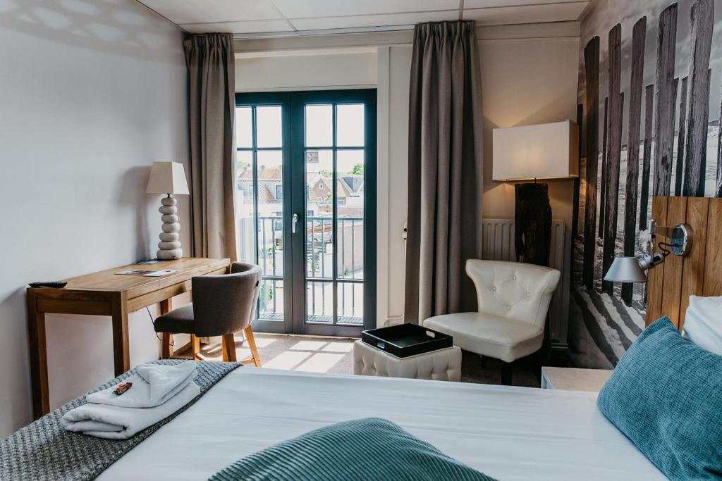 Postel nebo postele na pokoji v ubytování Romantik Badhotel Renesse