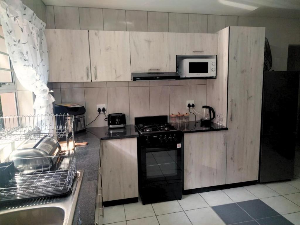 Кухня или мини-кухня в Just Property Zululand
