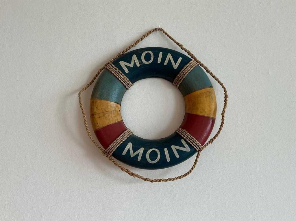 Burgtiefe auf Fehmarn にあるBuhne 6 mit Meerblickの壁に母名花輪