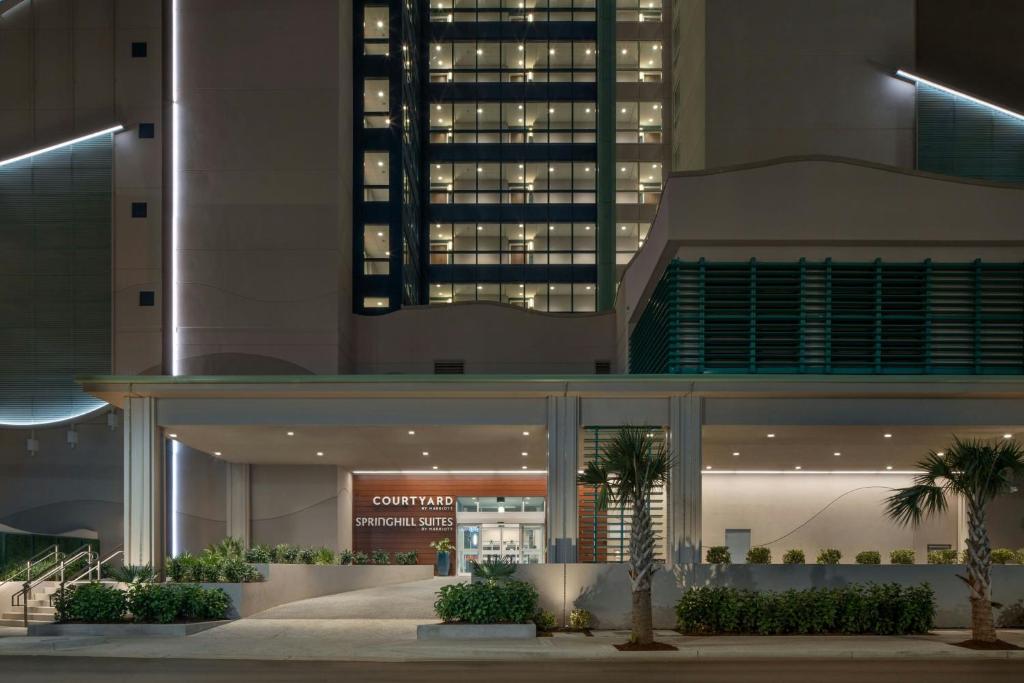ein Gebäude mit Palmen in der Nacht davor in der Unterkunft Courtyard by Marriott Myrtle Beach Oceanfront in Myrtle Beach