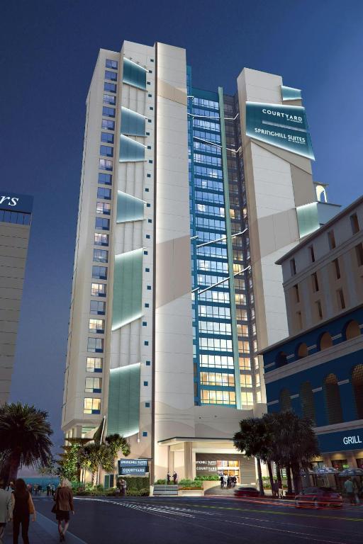 ein großes Gebäude mit Menschen davor in der Unterkunft Courtyard by Marriott Myrtle Beach Oceanfront in Myrtle Beach