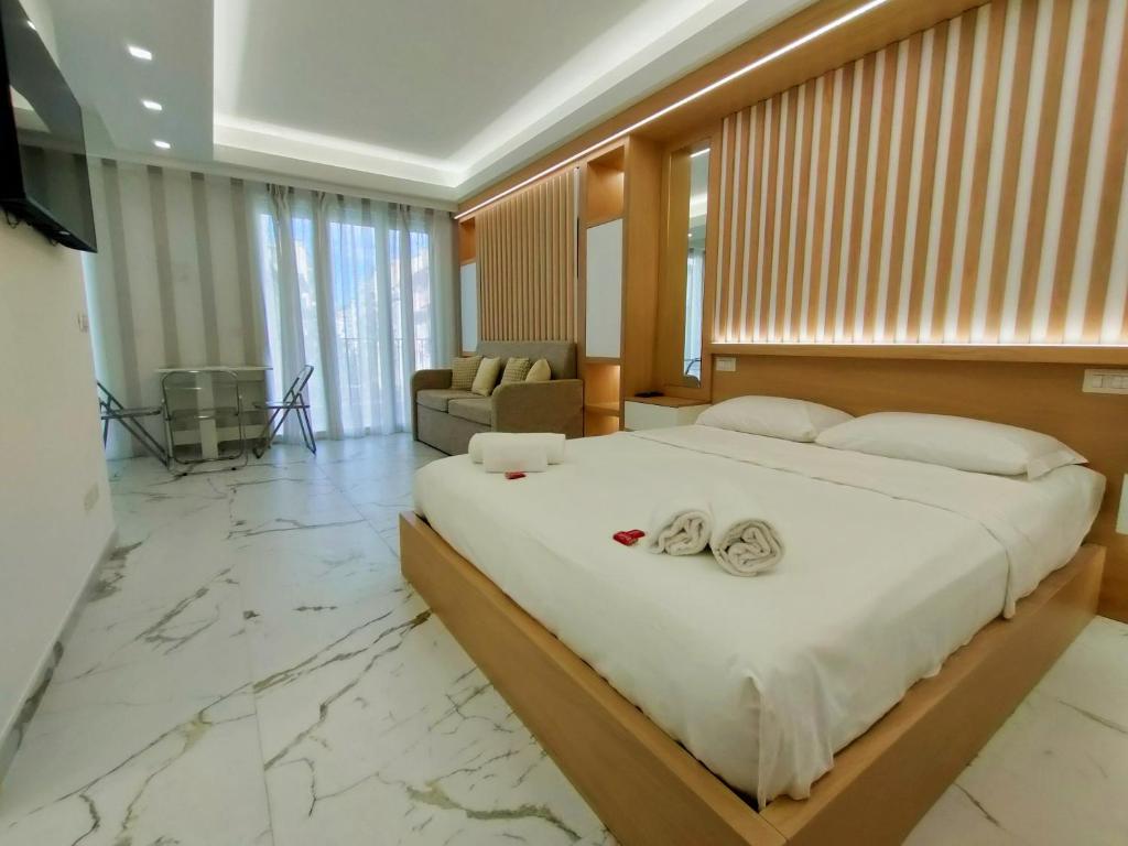 une chambre avec un grand lit avec des serviettes dessus dans l'établissement France 105 Super Centrale 2 Pers WiFi AC, à Nice