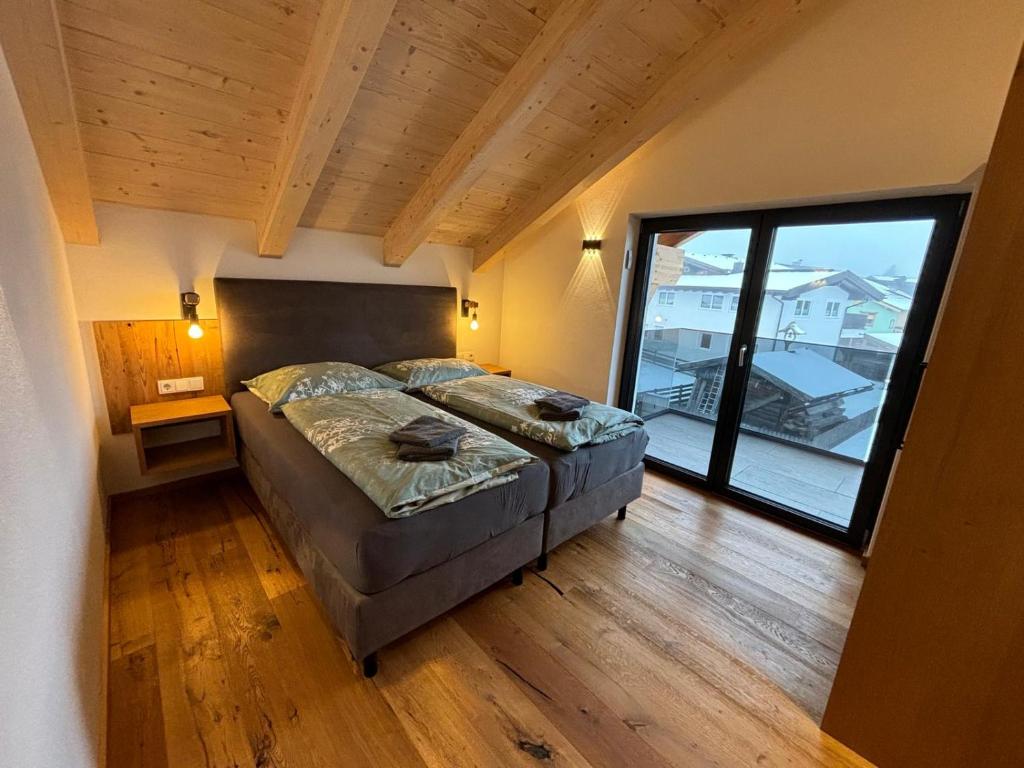 Postel nebo postele na pokoji v ubytování Our's Living Penthouse - private Sauna & Summercard near Kitzbüheler Alpen ski lift