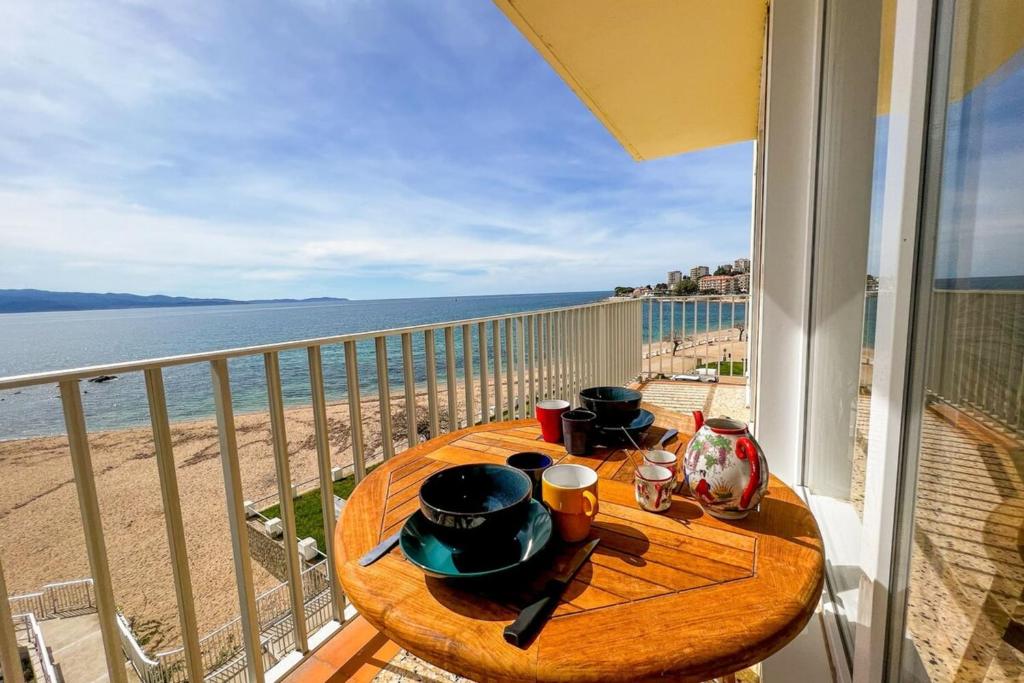 une table sur un balcon avec vue sur la plage dans l'établissement Martina - Seafront Balcony Spacious - by TGB, à Ajaccio
