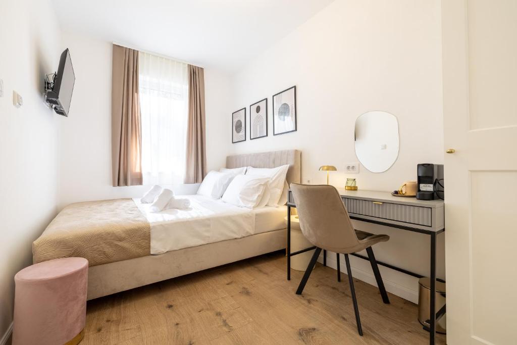 Postel nebo postele na pokoji v ubytování Kala Rooms