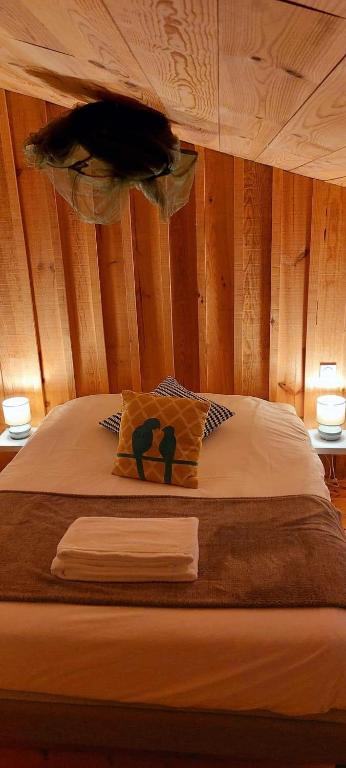 une chambre avec un lit avec deux serviettes dessus dans l'établissement Refuge de Campagne 