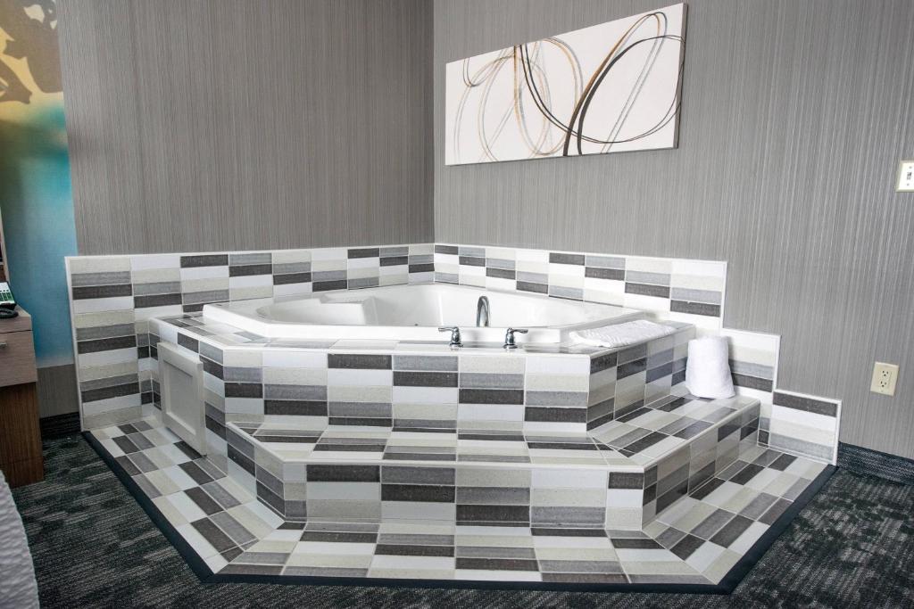 Courtyard by Marriott Norwich - King Room With Whirlpool