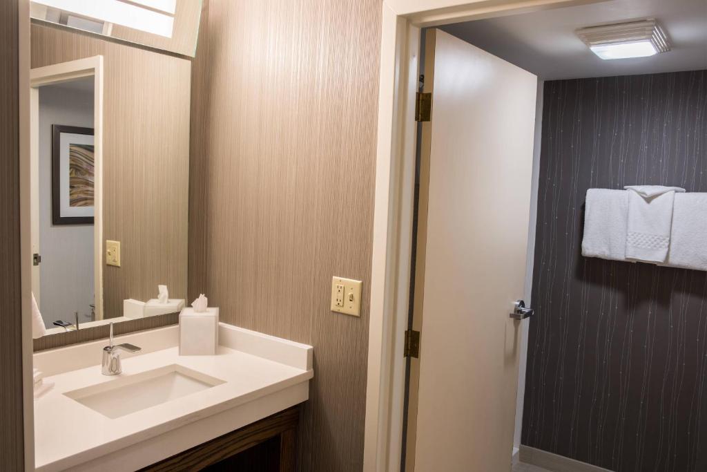 Courtyard by Marriott Norwich - King Room With Sofa Bed