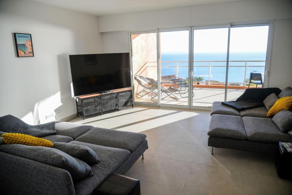 un salon avec deux canapés et une télévision à écran plat dans l'établissement Laetizia - Sanguinaires Sea View Terrace, à Ajaccio