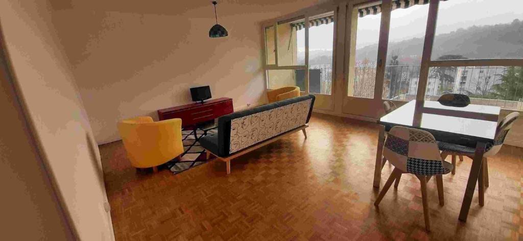 - un salon avec un bureau, une table et des chaises dans l'établissement Vallée de la Saône T3, à Fontaines-sur-Saône