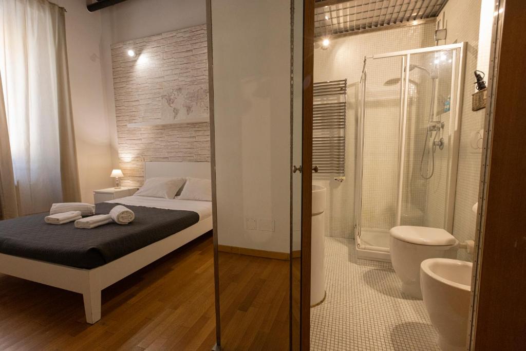 ein Schlafzimmer mit einem Bett, einer Dusche und einem WC in der Unterkunft Barberini Apt close to Fontana di Trevi in Rom