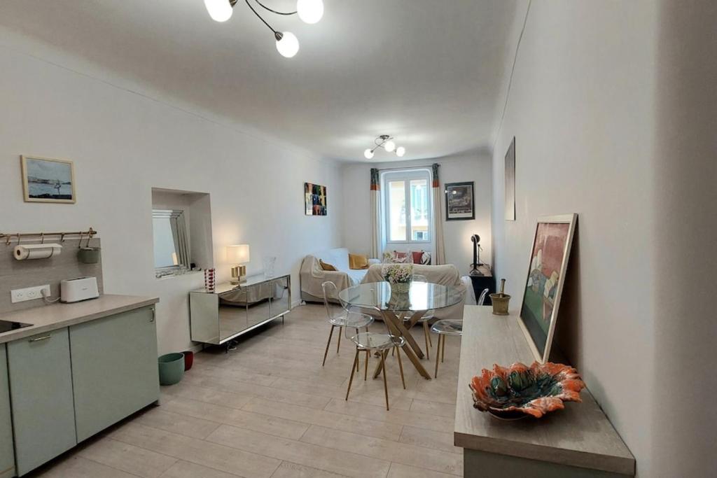 un salon avec une cuisine et une salle à manger dans l'établissement Lympia - Beach & Ferry by foot Balcony - by TGB, à Nice