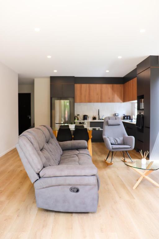 Posezení v ubytování Luxe Modern Large Bedroom with Shared Kitchen and Amenities
