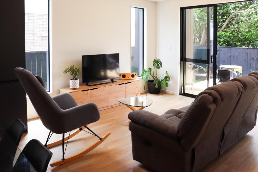 TV a/nebo společenská místnost v ubytování Luxe Modern Large Bedroom with Shared Kitchen and Amenities