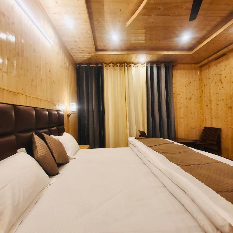 Postel nebo postele na pokoji v ubytování Ekaant Stays - Manali
