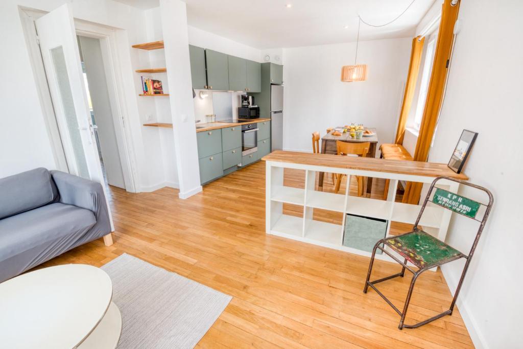 un salon avec une table et une chaise dans l'établissement Paisible appartement Central & lumineux par Groom, à Lorient