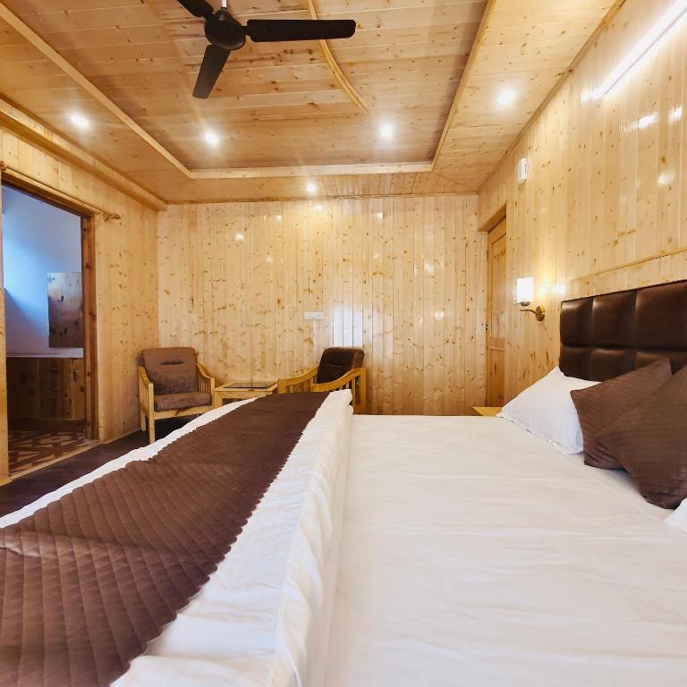 Postel nebo postele na pokoji v ubytování Ekaant Stays - Manali