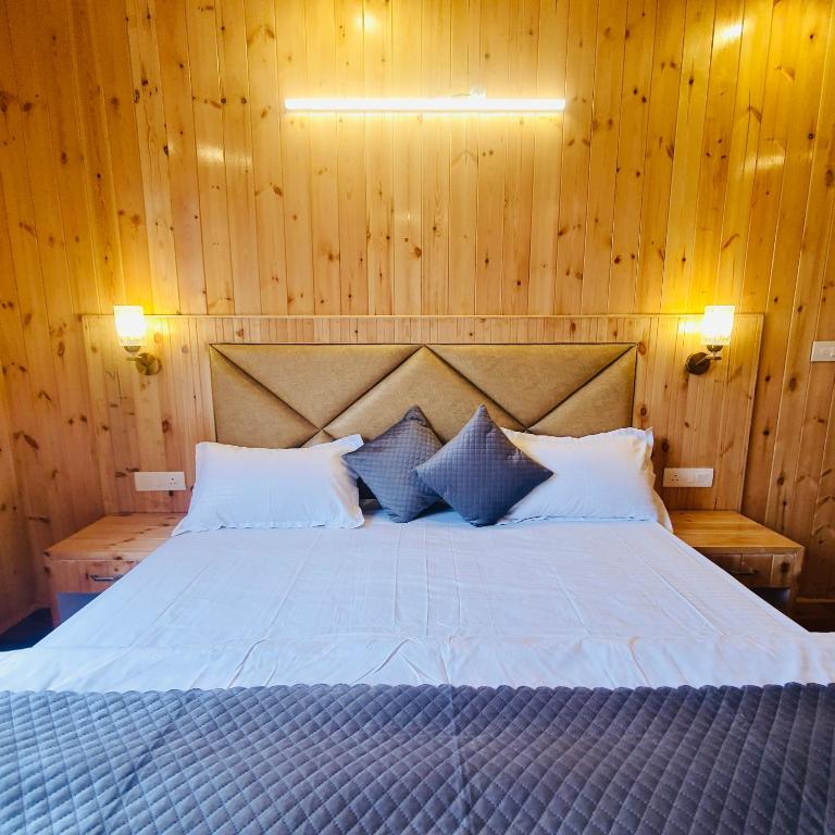 Postel nebo postele na pokoji v ubytování Ekaant Stays - Manali