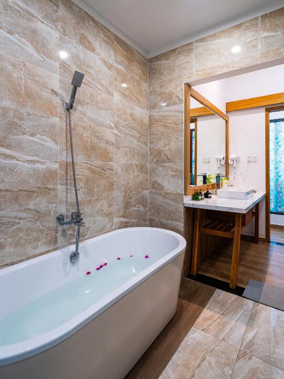 Phòng Deluxe Giường Đôi Có Bồn Tắm