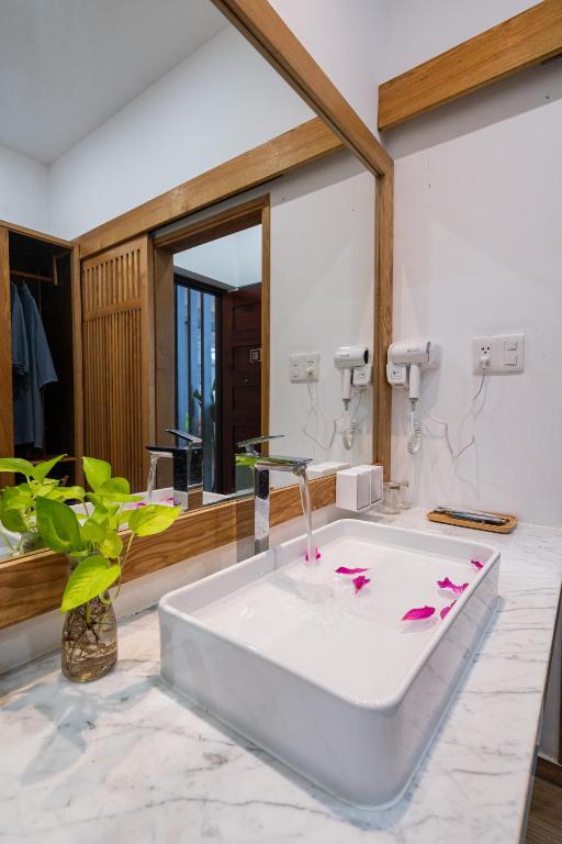Phòng Deluxe Giường Đôi Có Bồn Tắm