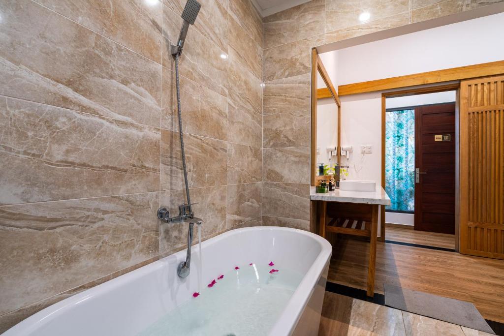Phòng Deluxe Giường Đôi Có Bồn Tắm