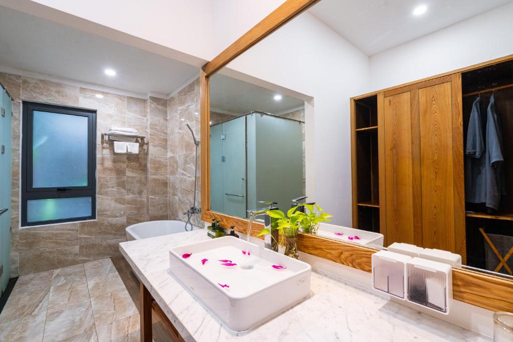 Phòng Deluxe Giường Đôi Có Bồn Tắm