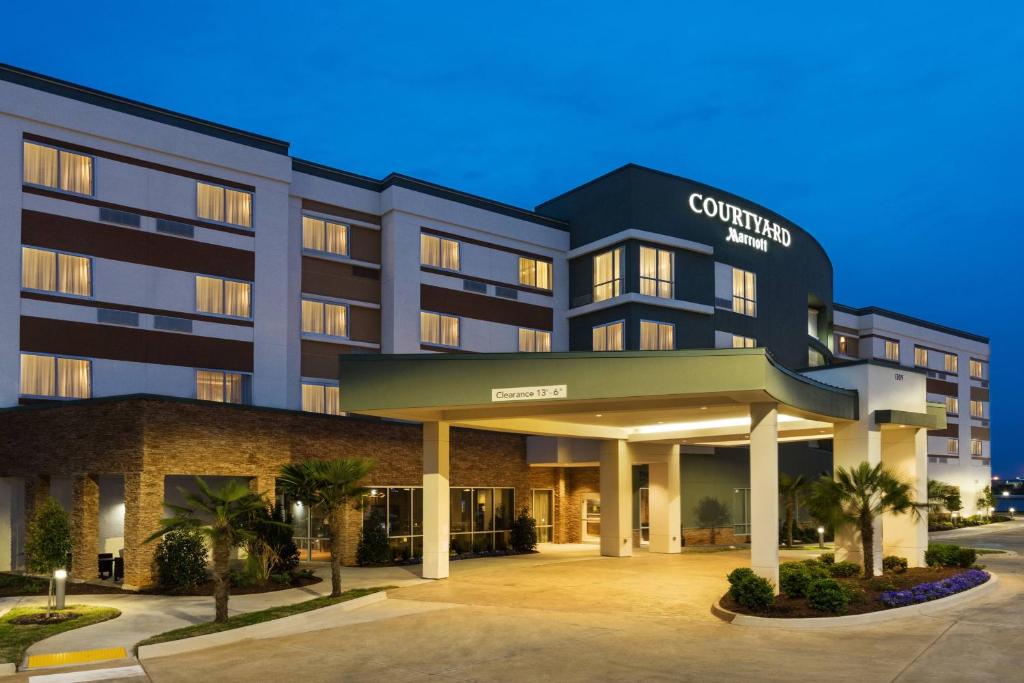 una representación del frente de un hotel en Courtyard by Marriott Ruston, en Ruston