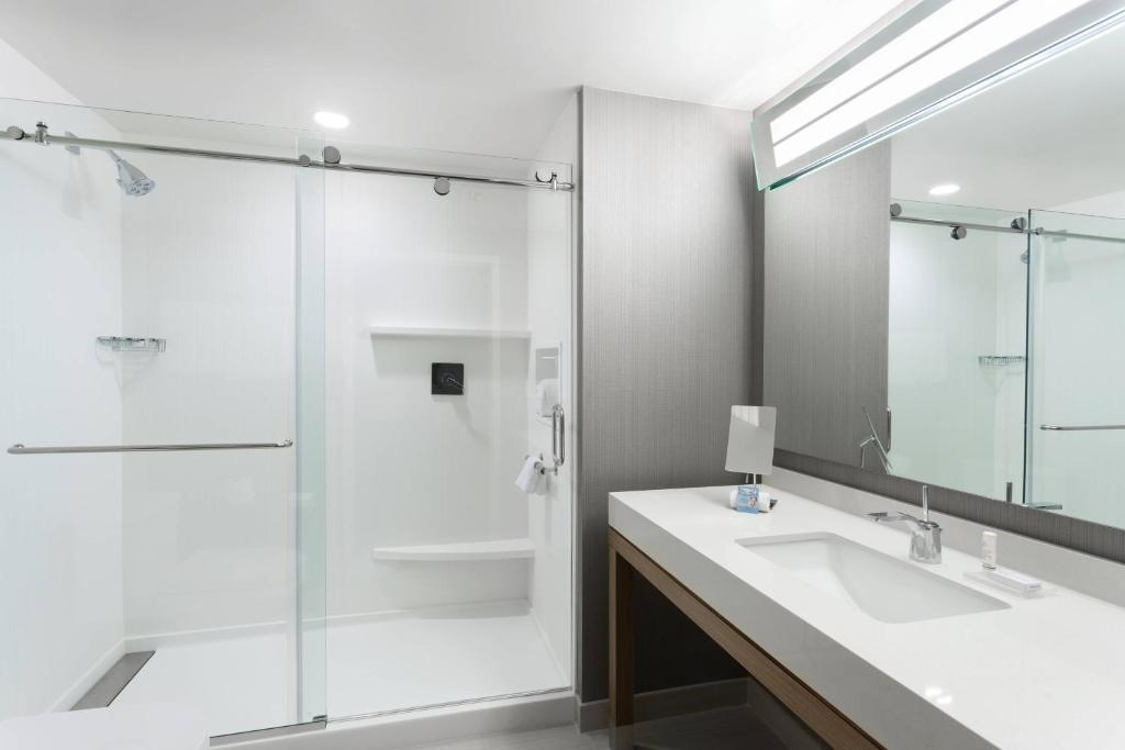Koupelna v ubytování Courtyard by Marriott Ruston
