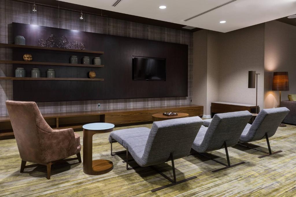 Posezení v ubytování Courtyard by Marriott Ruston