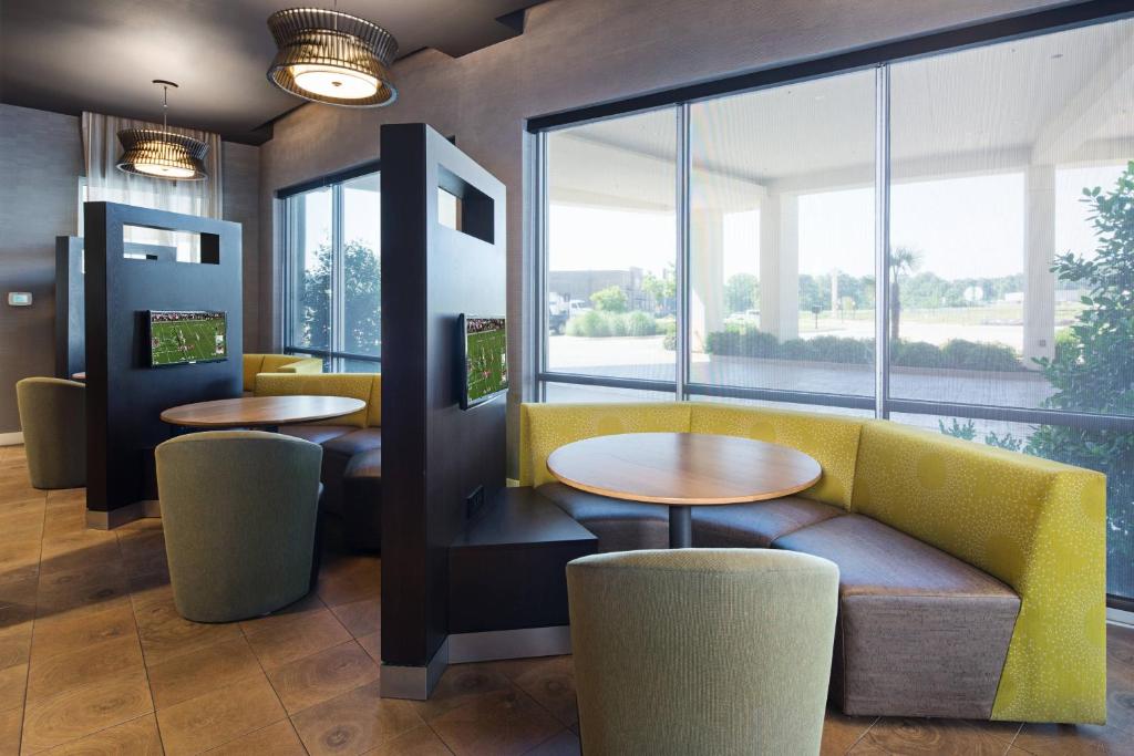 Posezení v ubytování Courtyard by Marriott Ruston