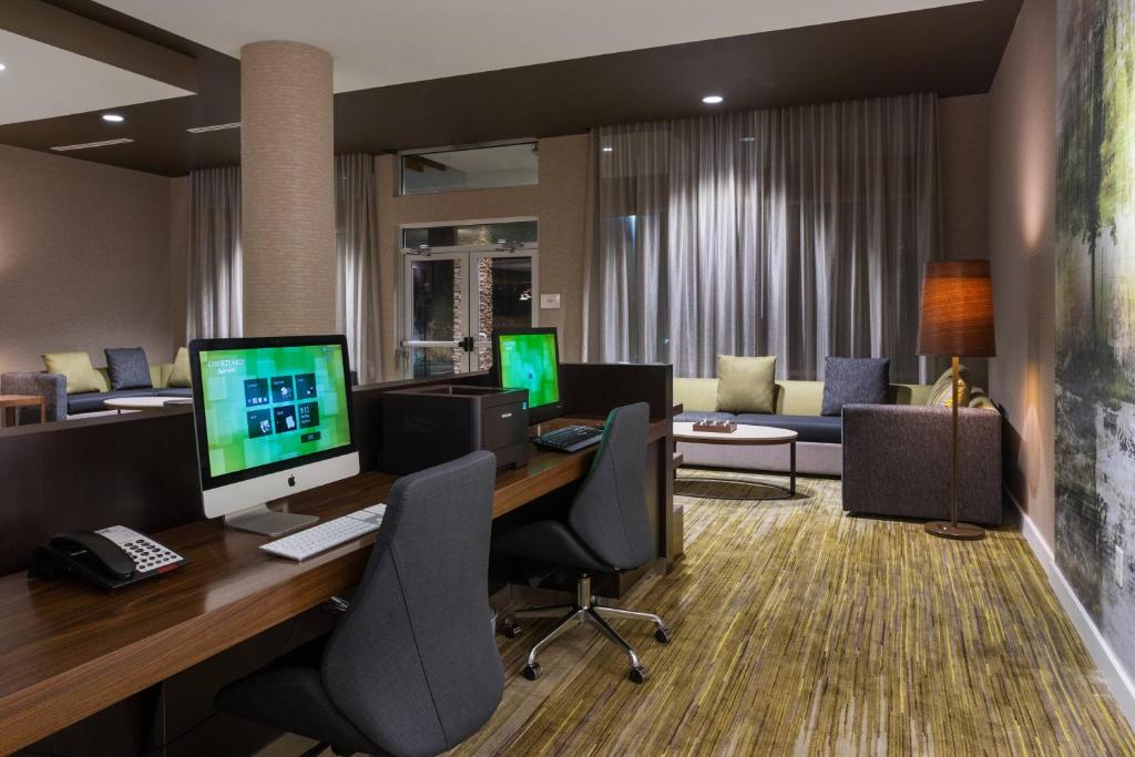 TV a/nebo společenská místnost v ubytování Courtyard by Marriott Ruston