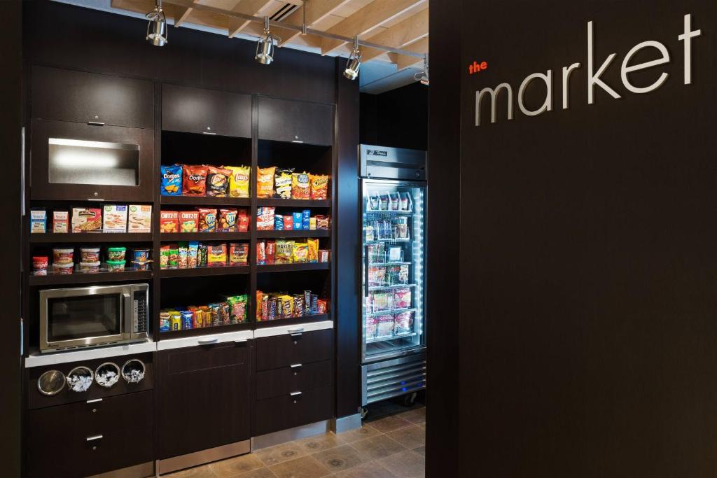 Supermarket nebo jiné obchody v  hotelu nebo okolí
