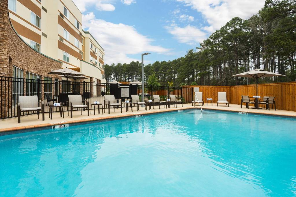 Bazén v ubytování Courtyard by Marriott Ruston nebo v jeho okolí