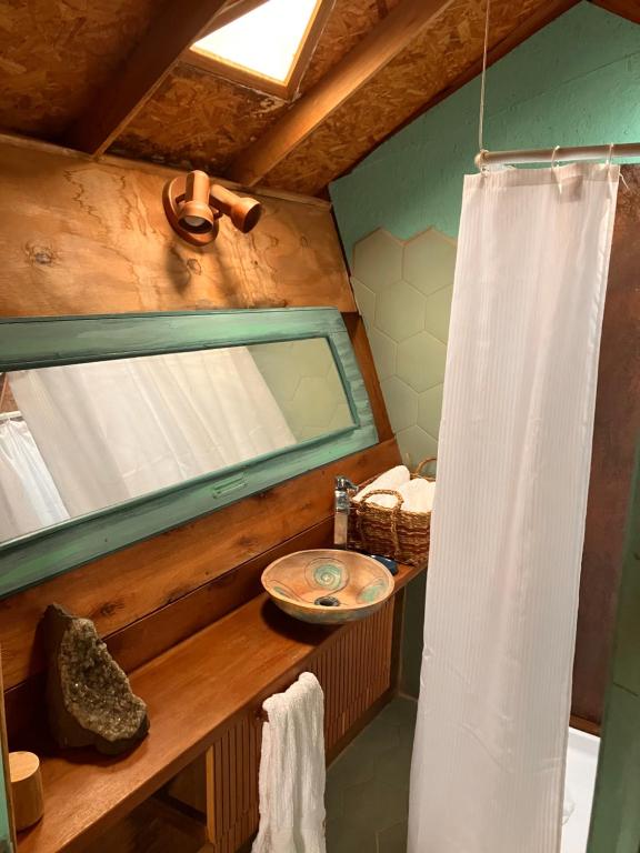 un baño con lavabo y espejo en DomosdeMar a 100 mts del mar, en Ocean Park